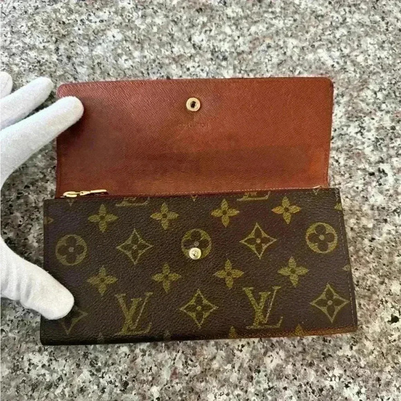Louis Vuitton Monogram Portefeiulle
Sarah Long Bifold Wallet authentic - Picture 9 of 17